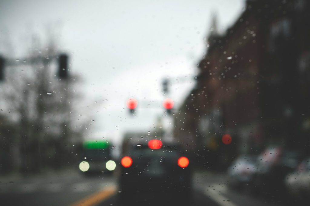 a blurry picture of a city street with traffic lights